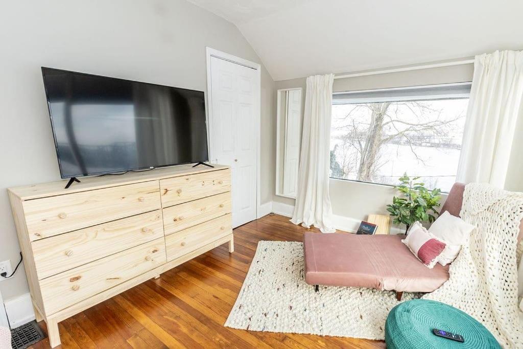 Cozy Riverfront Bungalow With Stunning Views Covington Exteriör bild