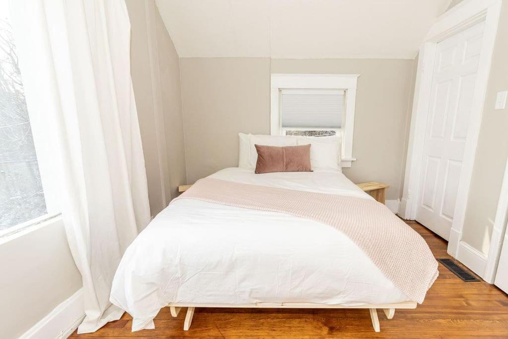 Cozy Riverfront Bungalow With Stunning Views Covington Exteriör bild