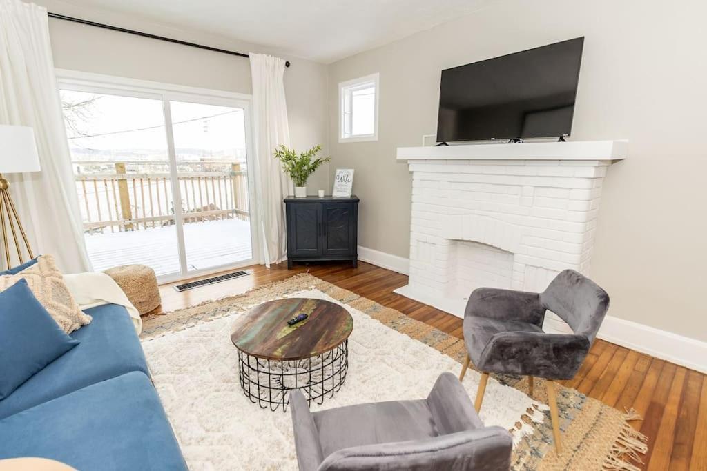 Cozy Riverfront Bungalow With Stunning Views Covington Exteriör bild